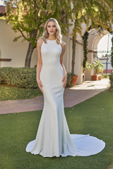 Hanging neck collar fits snugly, slim fit horn and floor length wedding dress