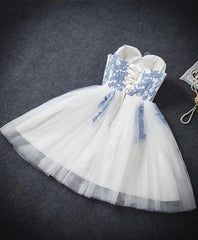 Mignon bleu couche-couche coulle en dentelle en dentelle