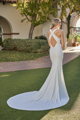 Hanging neck collar fits snugly, slim fit horn and floor length wedding dress