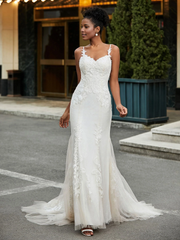 Sweetheart lace decal horizontal trailing wedding dress