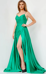 A-line V-neck thin shoulder strap wrapped in height shorts and floor length evening dress