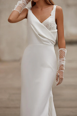 Unique satin fit V-neck thin shoulder strap lace decal wedding dress