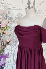 Raspberry off-the-shoulder cowl nek chiffon lange bruidsmeisje jurk