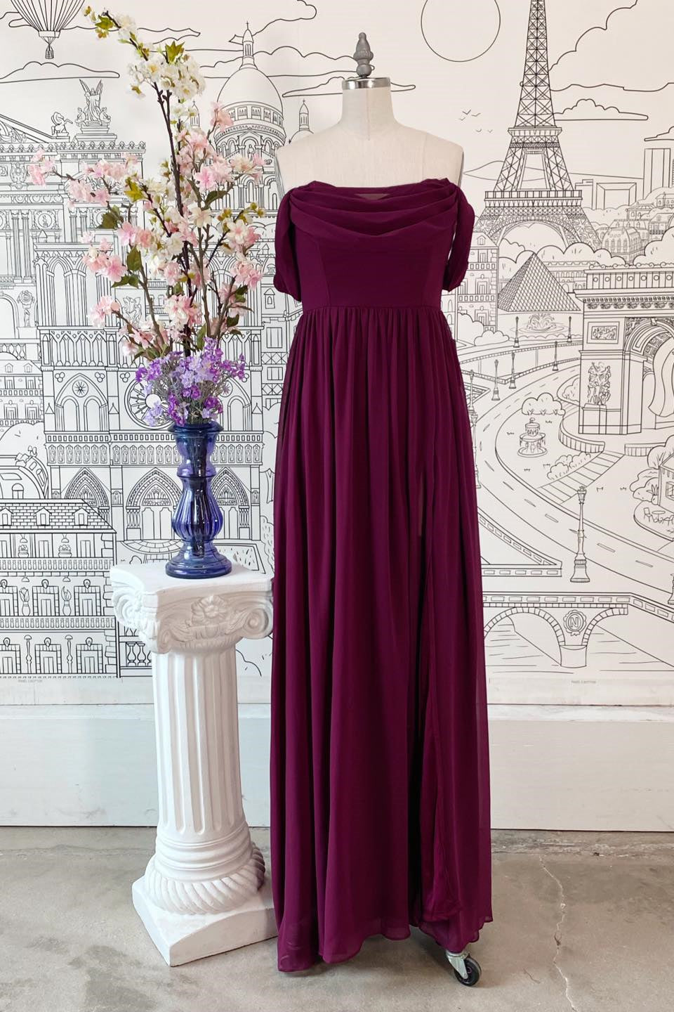 Raspberry off-the-shoulder cowl nek chiffon lange bruidsmeisje jurk