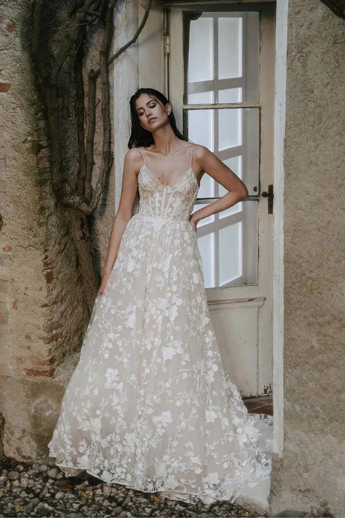 A-line Straps V-neck Lace Appliques Bohemian Wedding Gown Wedding Dresses