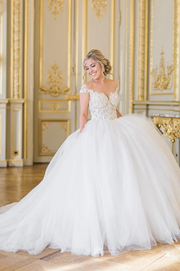 Elegant Cap Sleeves Lace Tulle Ball Gown Wedding Dress