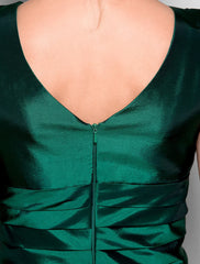 Sheath / Column Mother of the Bride Dress V Neck Knee Length Taffeta Sleeveless with Criss Cross Ruched Crystals
