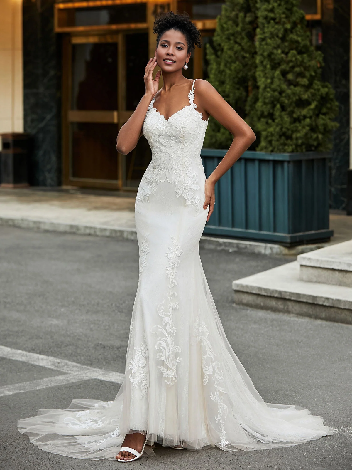 Sweetheart lace decal horizontal trailing wedding dress