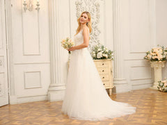 A-Line/Princess Spaghetti Straps V-Neck Sleeveless Long Wedding Dresses With Appliques