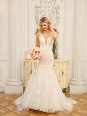 Trumpet/Mermaid V-Neck Sleeveless Long Wedding Dresses With Appliques