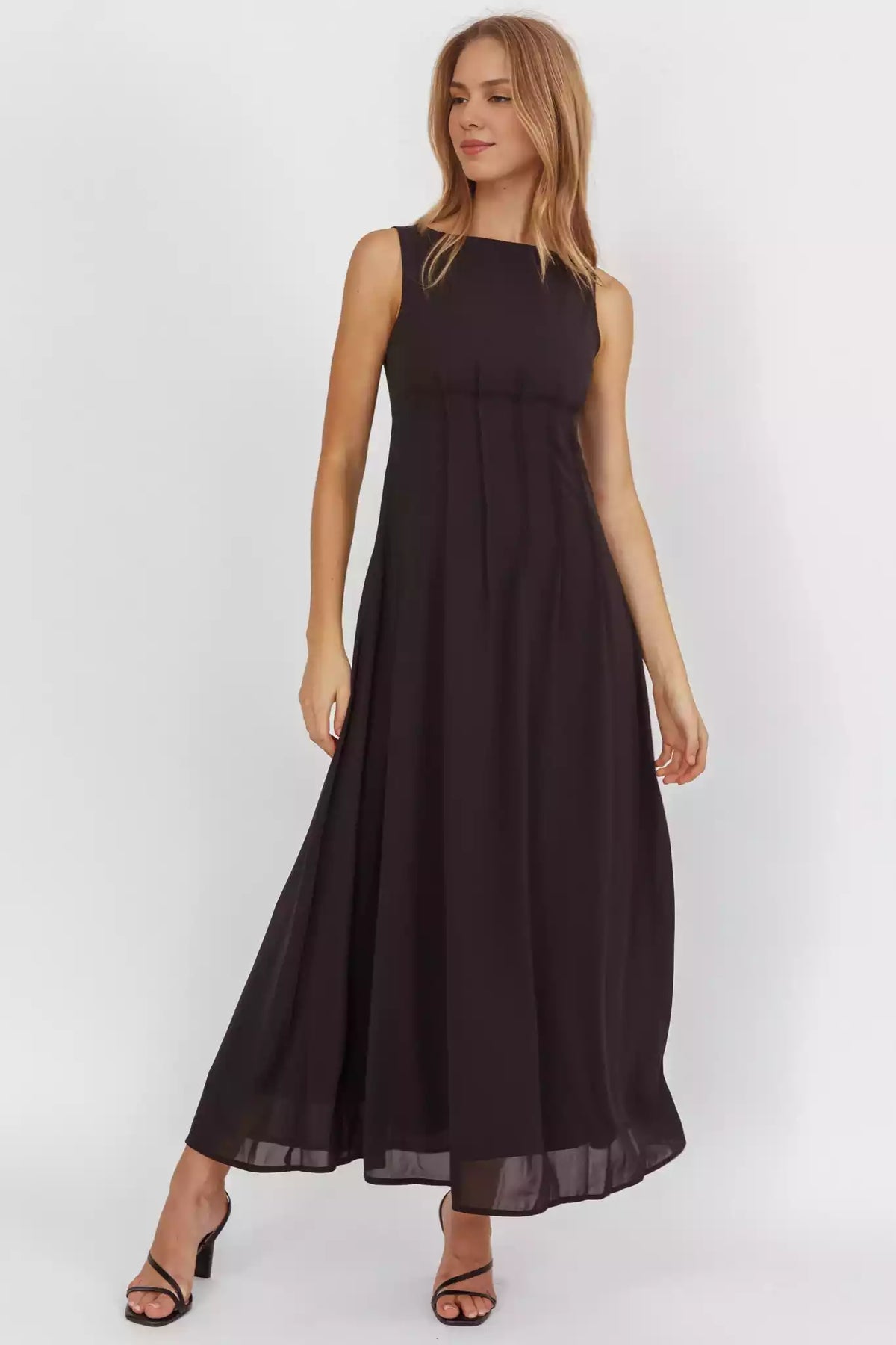 Fashionable sleeveless pleated details with zipper at the back, eye-catching focus Prom Dresses