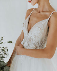 Lovely Handmade Flowers V-neck Tulle Backless Wedding Dresses