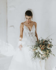Lovely Handmade Flowers V-neck Tulle Backless Wedding Dresses