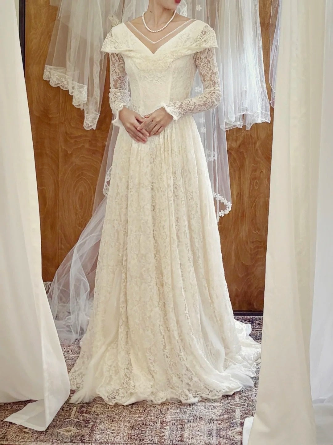 Retro Wedding Dress V-neck Lace Long Sleeves Pleated Wedding Dress HZ0319