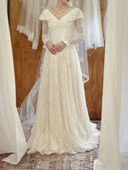 Retro Wedding Dress V-neck Lace Long Sleeves Pleated Wedding Dress HZ0319
