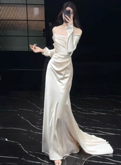 Minimalist Wedding Dress Off Shoulder Long Sleeves Pleated Wedding Dress HZ0319