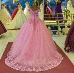 Pretty Lace Appliques V-neck Tulle Ball Gowns Quinceanera Dresses