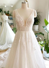 V-neck Sparkly Tulle Wedding Dress with Appliques