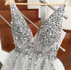 Short Crystal Beaded Tulle V-neck Prom Homecoming Dresses