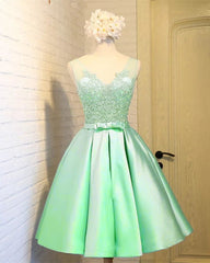 Short Lace Appliques V Neck Homecoming Dresses