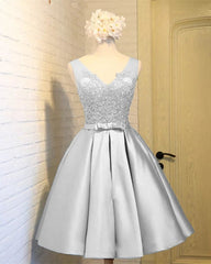 Short Lace Appliques V Neck Homecoming Dresses