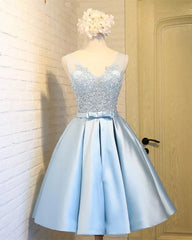 Short Lace Appliques V Neck Homecoming Dresses