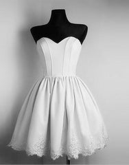 Short Satin Sweetheart Homecoming Dresses Lace Appliques Prom Gowns