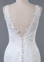 Trumpet/Mermaid Lace V-neck Sweep Train Wedding Dresses