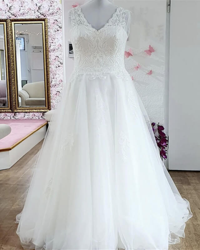Plus Size Princess V-neck Wedding Dress Lace Embroidery