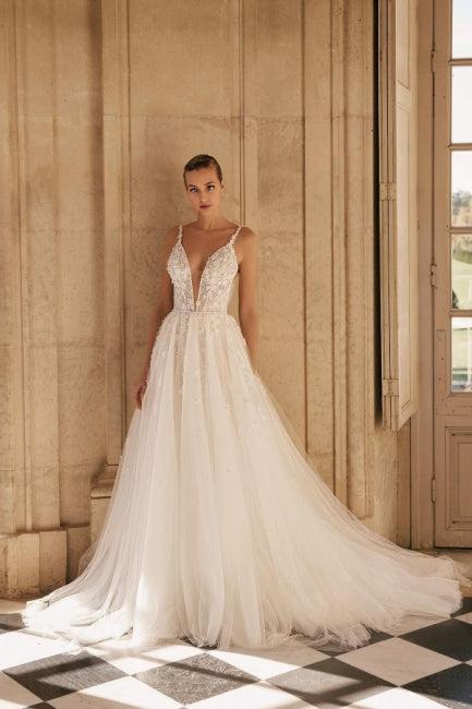 Exquisite thin shoulder strap sleeveless lace wedding dress