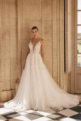 Exquisite thin shoulder strap sleeveless lace wedding dress