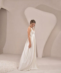 Simple Wedding Dress Pleated Skirt Wedding Gown V Neck Open Back Bridal Gown