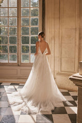 Exquisite thin shoulder strap sleeveless lace wedding dress