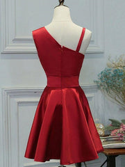 Une ligne de robes de bal rouges courtes, des robes de remise de diplômes rouges courtes