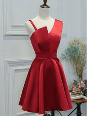 Une ligne de robes de bal rouges courtes, des robes de remise de diplômes rouges courtes