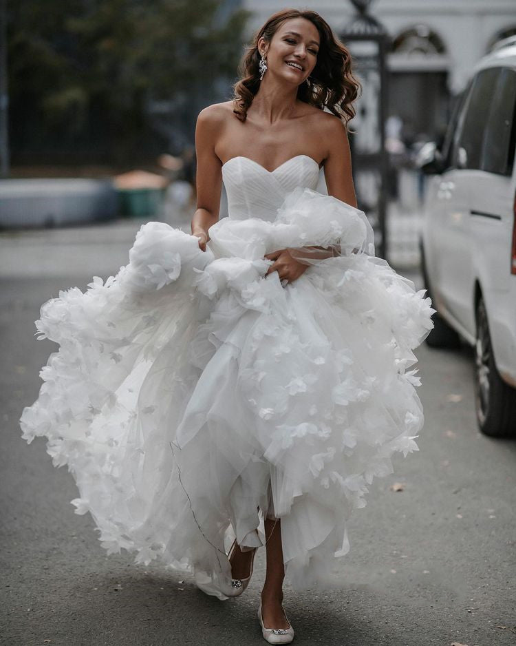 Romantic A-line Sweetheart Sleeveless White Tulle Modest Floral Wedding Dress
