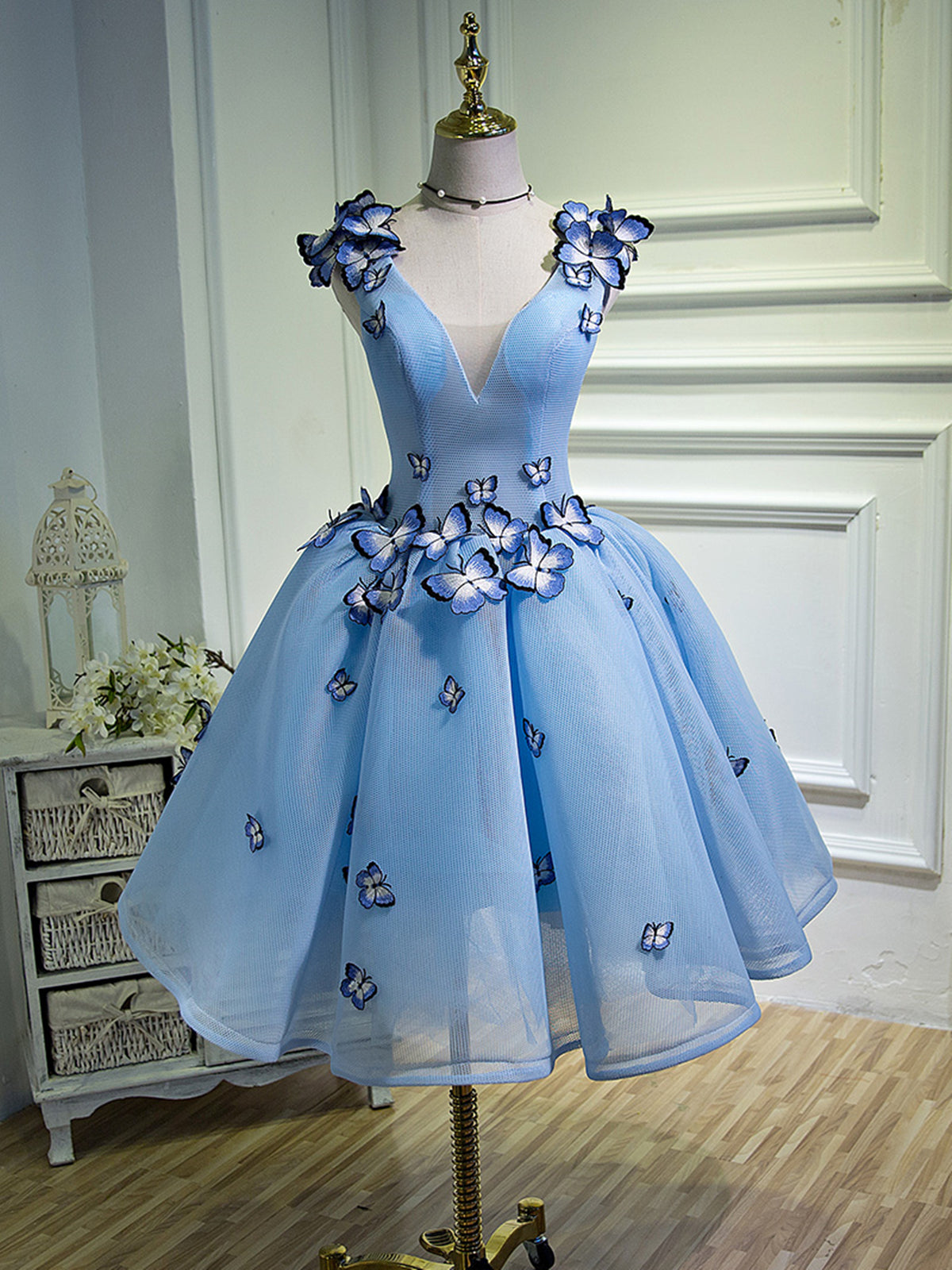 Une ligne V cou de cou courte robes de bal bleu avec papillon, robes de retour à la maison bleu et bleu courts
