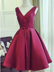 Une ligne V cou de cou courte des robes de bal bordeaux, des robes de remise de remise de borne en V courte en V rouge à la maison