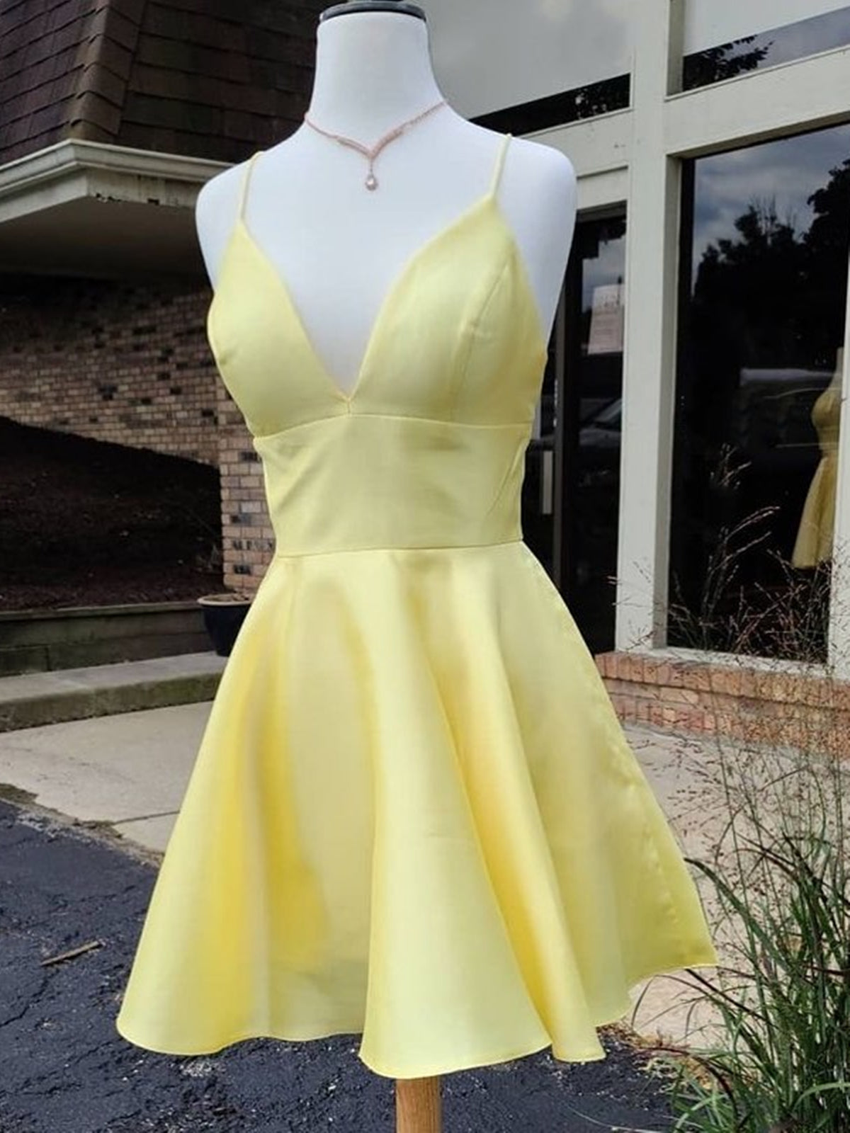 Une ligne V couche robes de bal jaune courtes, courte le cou jaune en V Robes de remise des retraites