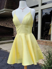 Une ligne V couche robes de bal jaune courtes, courte le cou jaune en V Robes de remise des retraites