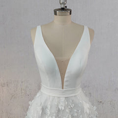 A Line White Tulle Lace Sleeveless Flowers Wedding Dresses