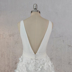 A Line White Tulle Lace Sleeveless Flowers Wedding Dresses