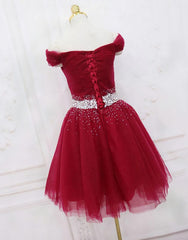 Adorable robe de retour à la maison rouge foncé, tulle hors de la robe de fête de l'épaule