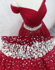 Adorable robe de retour à la maison rouge foncé, tulle hors de la robe de fête de l'épaule