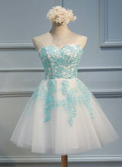 Adorable robe de fête en tulle en tulle blanc, robe de retour, belle robe de fête