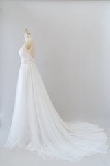 Verbazingwekkende lange A-Line Chapel Train Appliques Tule Backless trouwjurk