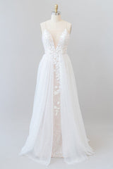 Verbazingwekkende lange A-Line Chapel Train Appliques Tule Backless trouwjurk