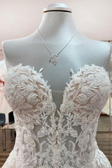 Mooie lange A-lijn strapless tule ivoor trouwjurk met appliques kant