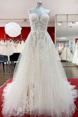 Mooie lange A-lijn strapless tule ivoor trouwjurk met appliques kant