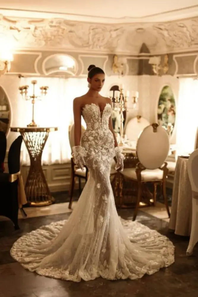 Beautiful Strapless V-Neck Sleeveless Lace Column Wedding Dress with Appliques Chapel Train